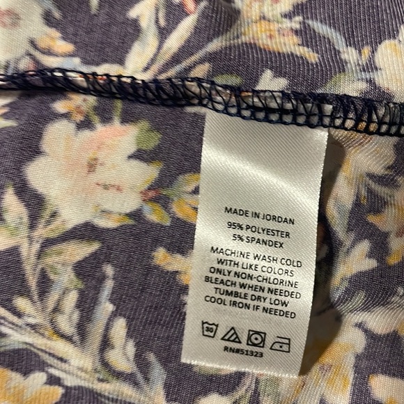 Vince Camuto V-neck 3/4 sleeve blouse with cuffed sleeves, SIZE 2X - Picture 8 of 8